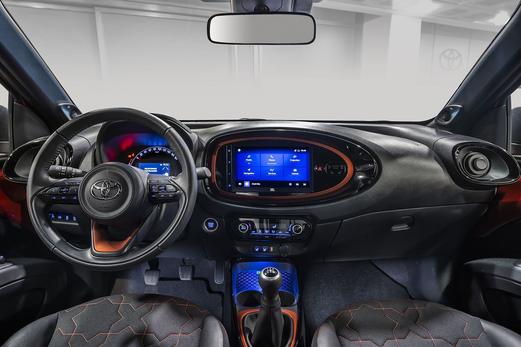 ¿Cómo es el diseño interior del Toyota Aygo X Cross?