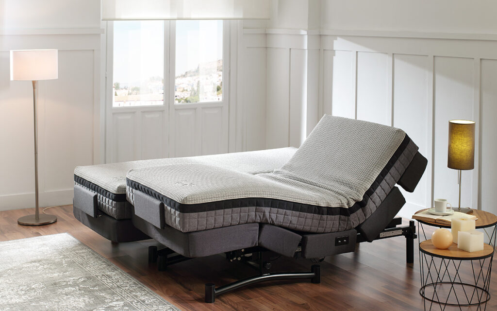 Características de diseño en camas articuladas para personas mayores.