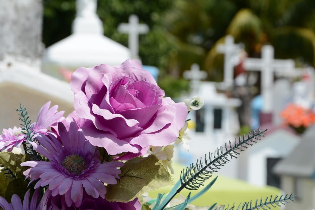 ¿Dónde puedo encontrar ejemplos de centros de flores personalizados para cementerios?
