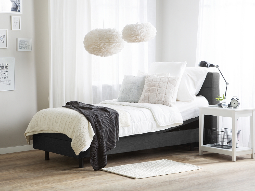 Se puede utilizar ropa de cama estándar con un colchón antiescaras en una cama articulada