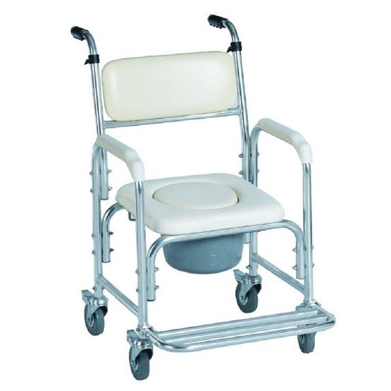 Facilitando la independencia en la higiene personal con sillas de ruedas con inodoro