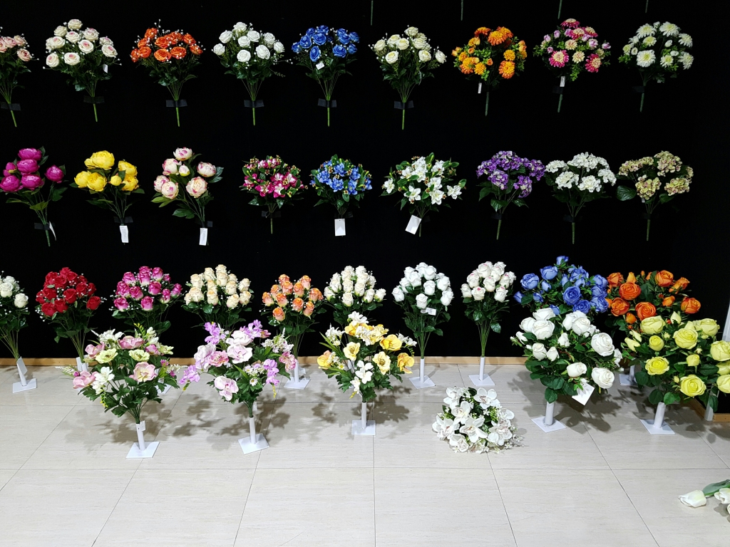 Centros de flores artificiales para cementerios: Variedad de estilos y colores personalizables