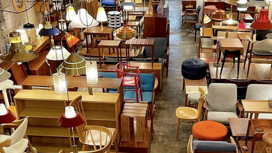 Una silla en un restaurante

Descripción generada automáticamente con confianza media